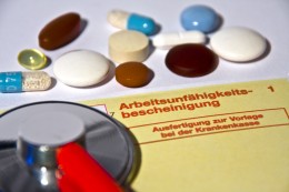 Stethoskop, Tabletten und ärztliche Bescheinigung